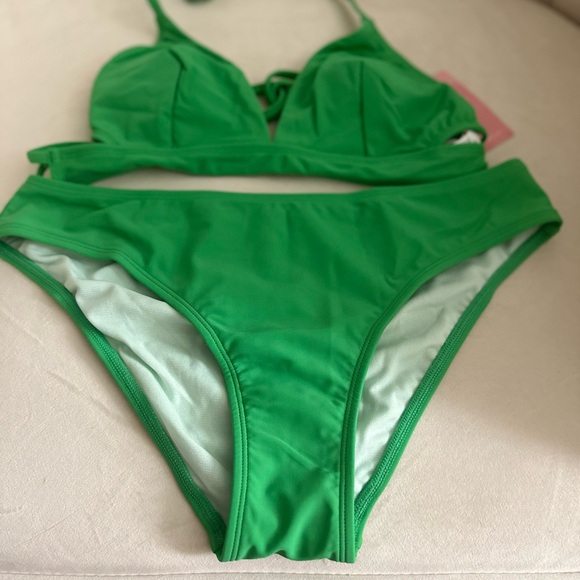 CUPSHE | Vanessa Vacation Cutout Strappy Halter & Hipster Bikini Set - Picture 4 of 15